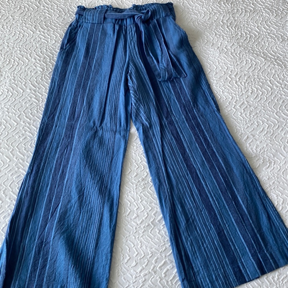 Adorable wide leg pant with tie belt.